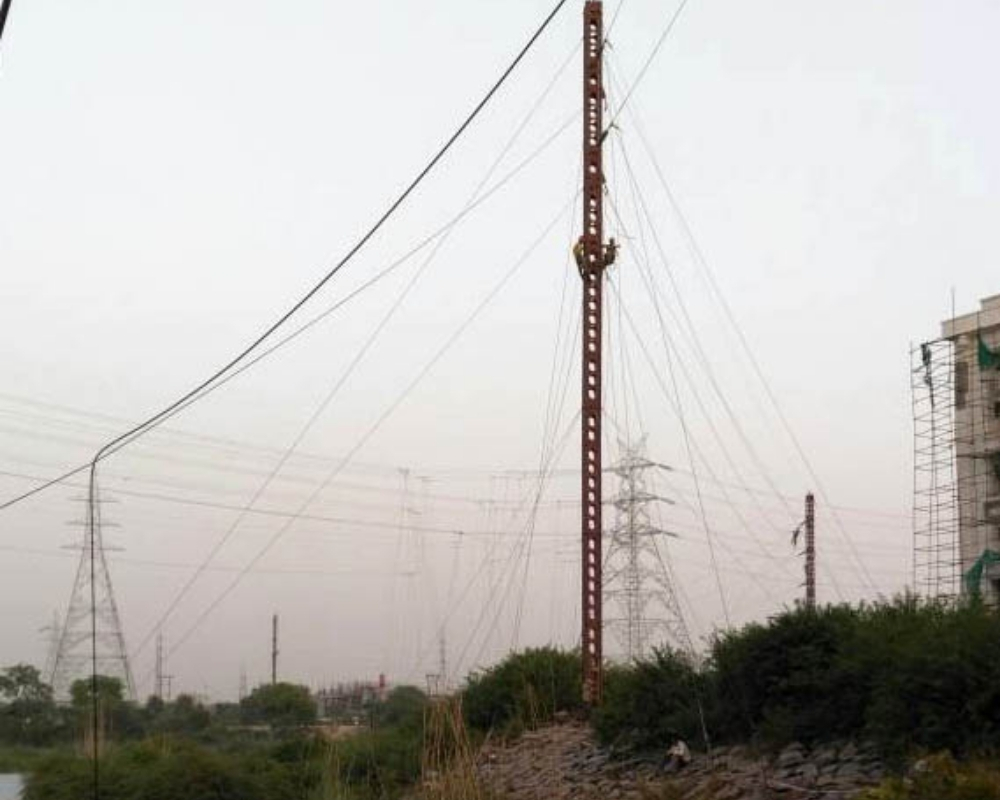 400 kV line strung on ERS Towers without disrupting national highway traffic