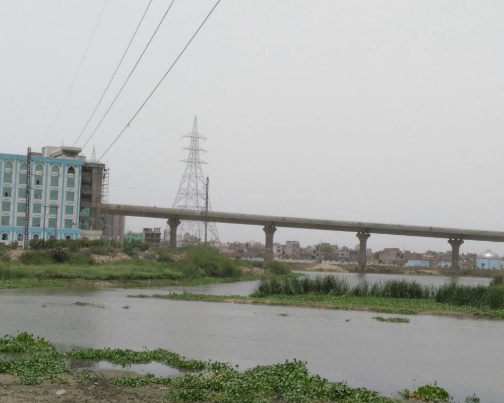 Compact ERS Tower bypass strung between flyover and river without traffic disruption